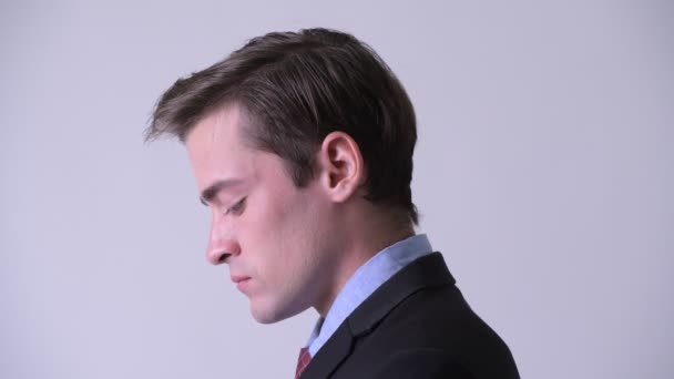 Visão de perfil de tiro na cabeça do jovem empresário bonito olhando para cima — Vídeo de Stock