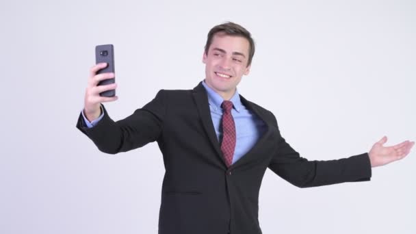 Ung glad stilig affärsman videosamtal med telefon — Stockvideo