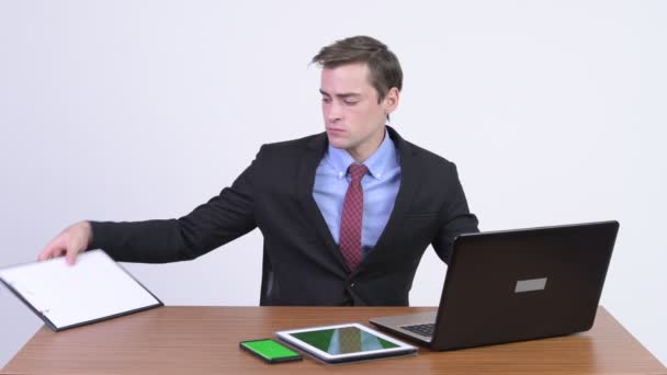 Junger gutaussehender Geschäftsmann Multitasking-Arbeit gegen Holztisch — Stockvideo