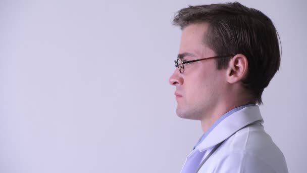 Вид профілю молодого красивого чоловіка лікар посміхається — стокове відео