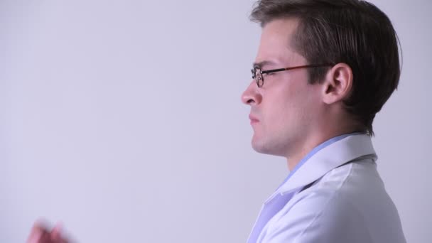 Profil bild av ung stilig man läkare tänkande — Stockvideo