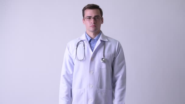 Dokter van de jonge knappe man met armen gekruist — Stockvideo
