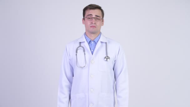 Θλιβερή νεαρός γιατρός δίνοντας τους αντίχειρες προς τα κάτω — Αρχείο Βίντεο