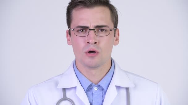 Joven médico hombre serio con el dedo en los labios — Vídeos de Stock