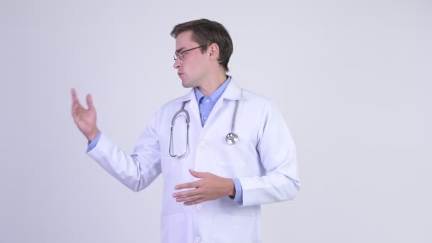 Jonge knappe man arts iets presenteren — Stockvideo