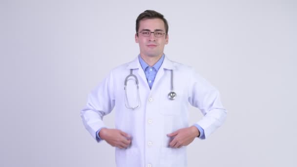 Ευτυχισμένος όμορφος νεαρός γιατρός χαμογελώντας — Αρχείο Βίντεο