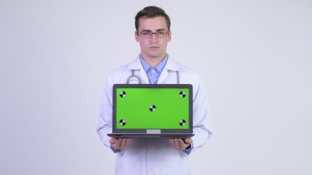 Pohledný mladík happy doktor zobrazení a při pohledu na notebook — Stock video