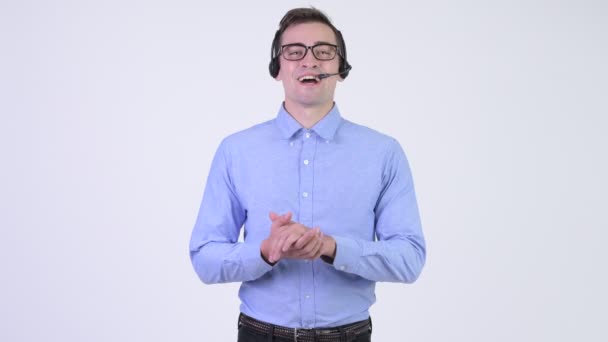 Jeune homme d'affaires heureux beau comme représentant du centre d'appels saluant quelqu'un — Video