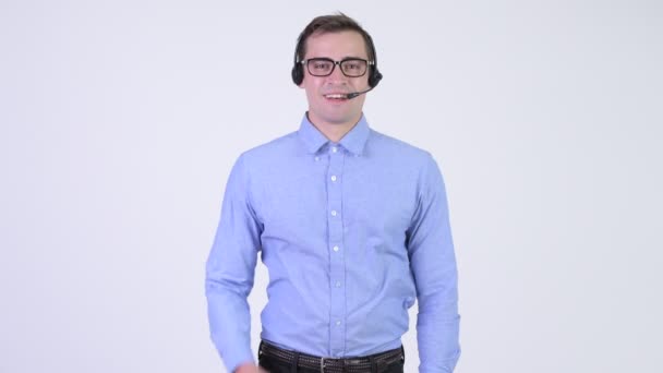 Joven feliz hombre de negocios guapo como representante del centro de llamadas dando pulgares hacia arriba — Vídeo de stock