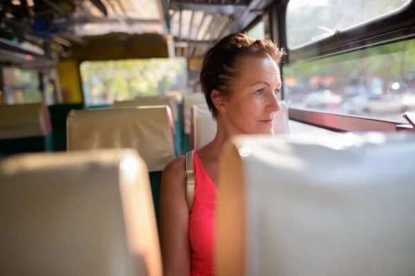 Zralé krásné skandinávské turistické žena sedí v autobuse — Stock fotografie