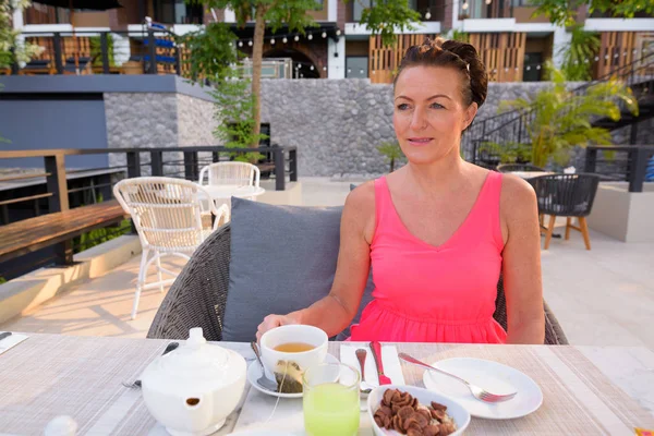 Mature femme touristique scandinave petit déjeuner en plein air en station balnéaire — Photo