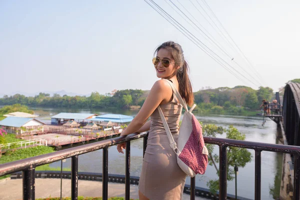 在桂河大桥户外年轻美丽的亚洲游客妇女 — 图库照片