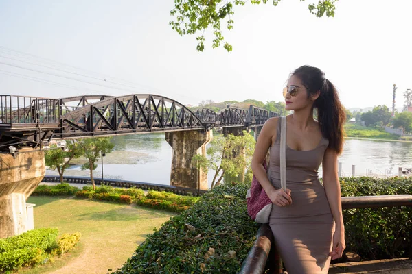 Young beautiful Asian tourist woman at death Railway Bridge Over River Kwai — Stock Photo, Image