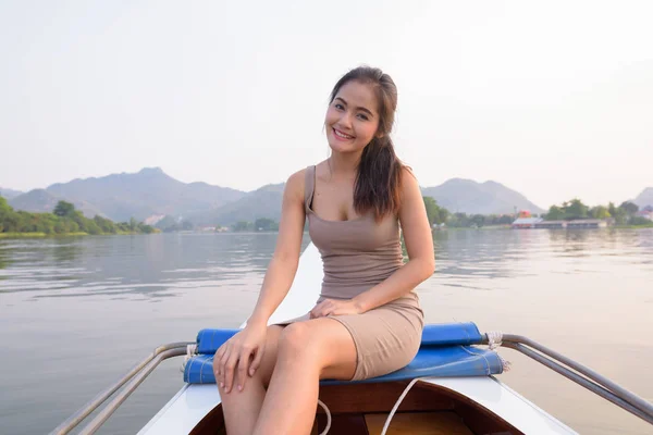 在泰国旅行的年轻美丽的亚洲旅游妇女 — 图库照片