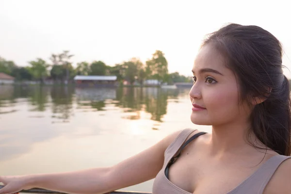 Fiatal gyönyörű ázsiai turista nő utazás hajóval Thaiföldön — Stock Fotó
