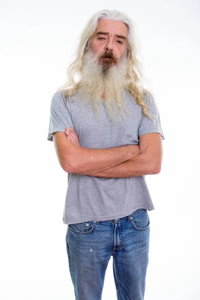 Studio colpo di anziano barbuto in piedi con le braccia incrociate — Foto Stock