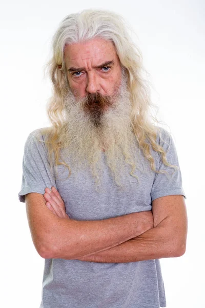Studio colpo di arrabbiato anziano barbuto uomo con le braccia incrociate — Foto Stock