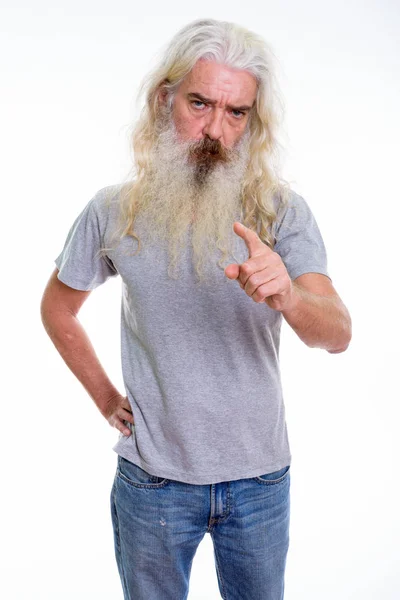 Studio colpo di arrabbiato anziano barbuto uomo che punta alla fotocamera — Foto Stock