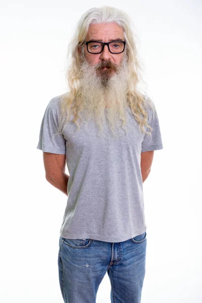 Studio colpo di anziano barbuto uomo in piedi mentre indossa occhiali da vista — Foto Stock