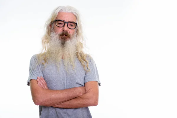 Studio colpo di anziano barbuto uomo indossare occhiali con le braccia c — Foto Stock