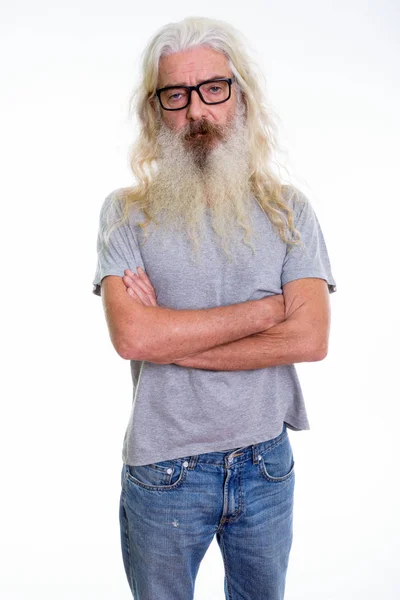 Studio colpo di anziano barbuto uomo in piedi mentre indossa occhiali da vista — Foto Stock