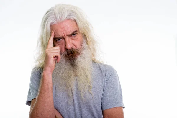 Primo piano di un uomo anziano barbuto che pensa con un dito sulla testa — Foto Stock