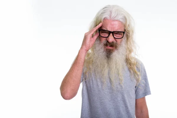 Studio colpo di anziano barbuto uomo indossare occhiali mentre havin — Foto Stock