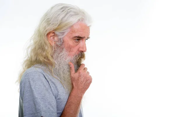 Vista del perfil del hombre mayor barbudo pensando con la mano en la barbilla — Foto de Stock