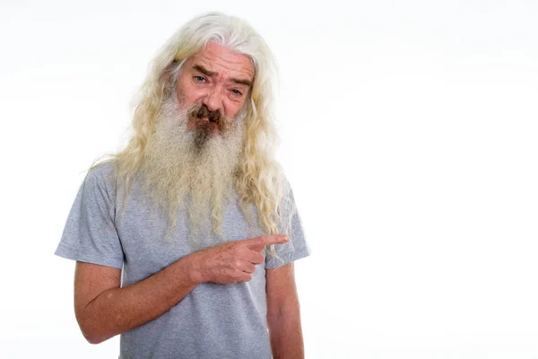 Estúdio tiro de homem barbudo sênior olhando enojado enquanto pointi — Fotografia de Stock