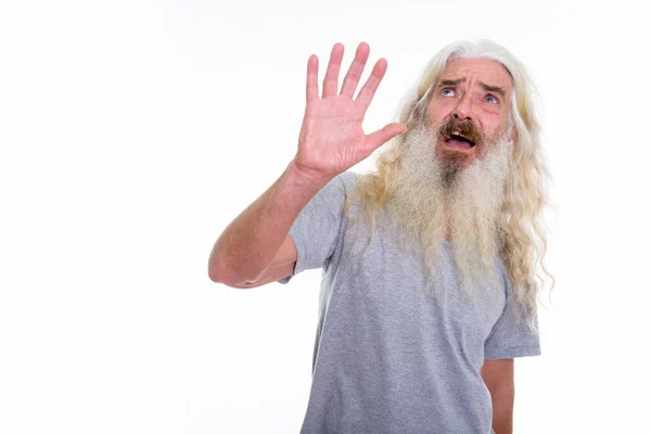 Studio skott av rädd senior skäggig man visar hand stoppskylt — Stockfoto