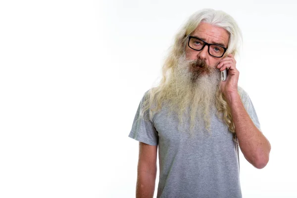 Stúdió felvétel idősebb szakállas férfi beszél mobilon — Stock Fotó