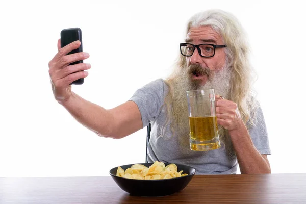 Happy senior bearded man smiling while taking selfie picture wit — Stock Photo, Image