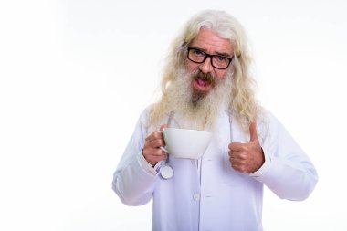 Giv gülümseyen mutlu üst düzey sakallı adam doktor stüdyo çekim