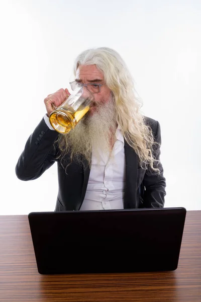 Studioaufnahme eines bärtigen Geschäftsmannes, der ein Glas Bier trinkt — Stockfoto