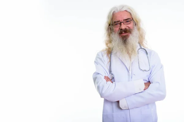 Studio colpo di felice anziano barbuto uomo medico sorridente mentre wea — Foto Stock