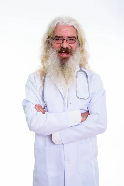 Studio colpo di felice anziano barbuto uomo medico sorridente mentre wea — Foto Stock