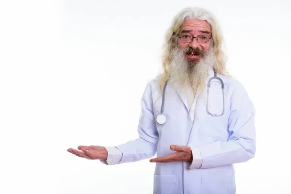 Studio colpo di felice anziano barbuto uomo medico sorridente mentre sho — Foto Stock