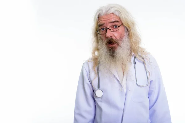 Studio colpo di anziano barbuto uomo medico guardando scioccato mentre w — Foto Stock