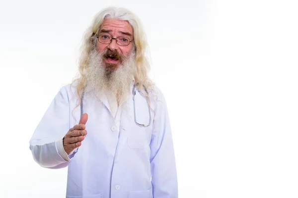 Studio colpo di felice anziano barbuto uomo medico sorridente mentre giv — Foto Stock