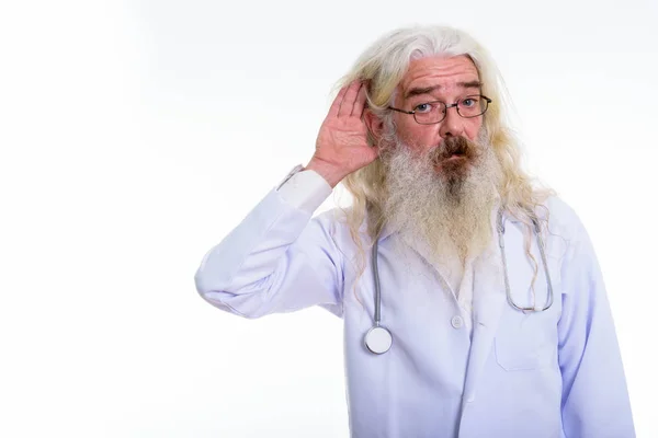 Студийный снимок старшего бородатого врача, слушающего — стоковое фото