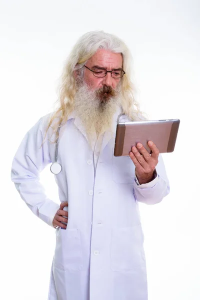 Студійний знімок старшого бородатого лікаря за допомогою цифрового планшета — стокове фото