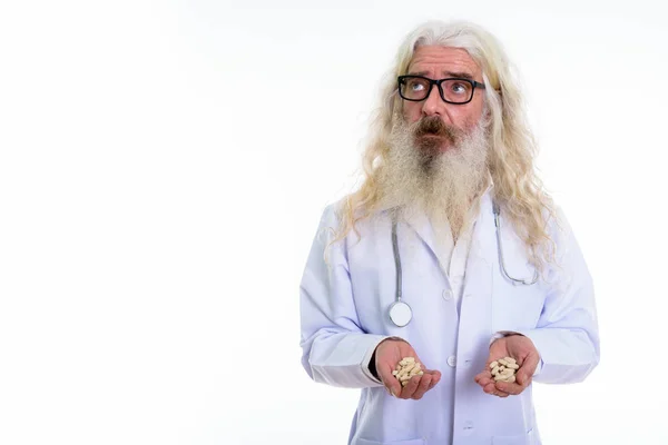 Studio colpo di anziano barbuto uomo medico indossare occhiali whil — Foto Stock