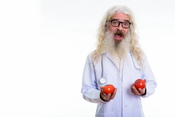 Estudio de tiro de hombre barbudo viejo feliz médico sonriendo mientras hol — Foto de Stock