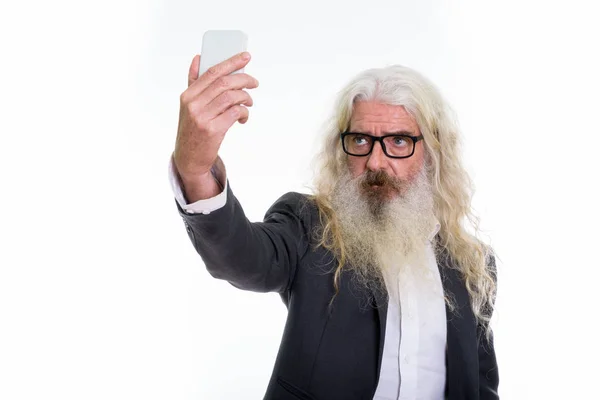 Estudio de toma de foto de hombre de negocios barbudo senior tomando selfie — Foto de Stock
