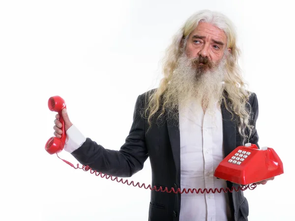 Estudio plano de hombre de negocios barbudo mayor sosteniendo teléfono viejo —  Fotos de Stock