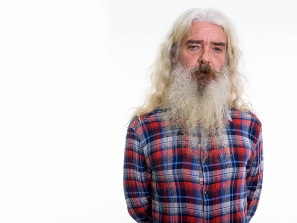 Studio shot di uomo anziano barbuto con barba grigia e capelli lunghi — Foto Stock