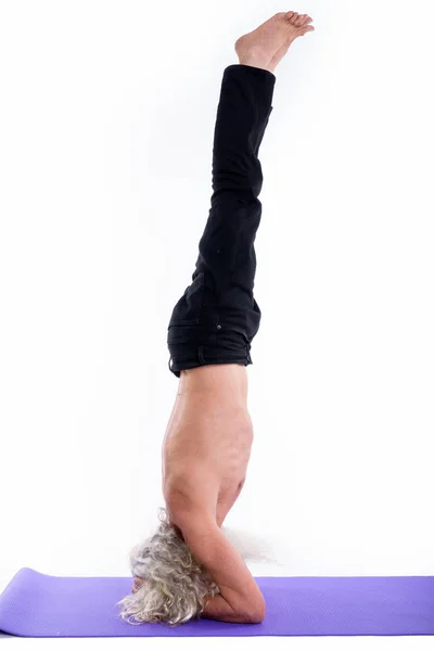 Senior yoga guru man doing head stand — Stock Photo, Image