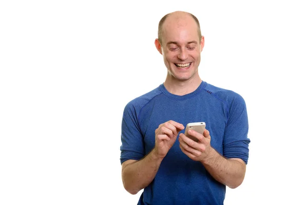 Felice uomo caucasico calvo sorridente e utilizzando il telefono cellulare — Foto Stock