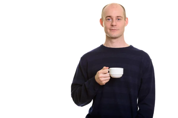 Kahve fincanı tutarak ve kameraya bakarak kel beyaz adam — Stok fotoğraf