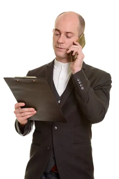 Kale Kaukasische zakenman praten op mobiele telefoon tijdens het lezen — Stockfoto